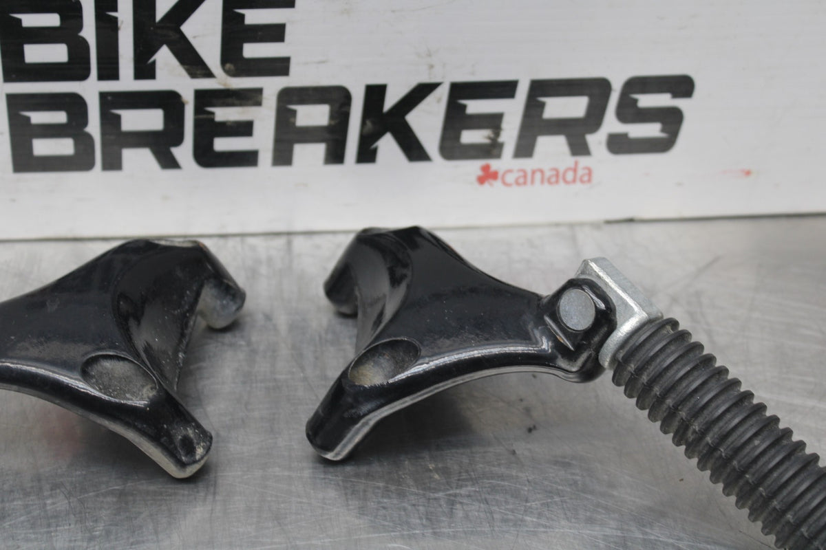 09 HARLEY-DAVIDSON SPORTSTER 1200 CUSTOM XL1200C REAR PASSENGER FOOT PEGS BB776