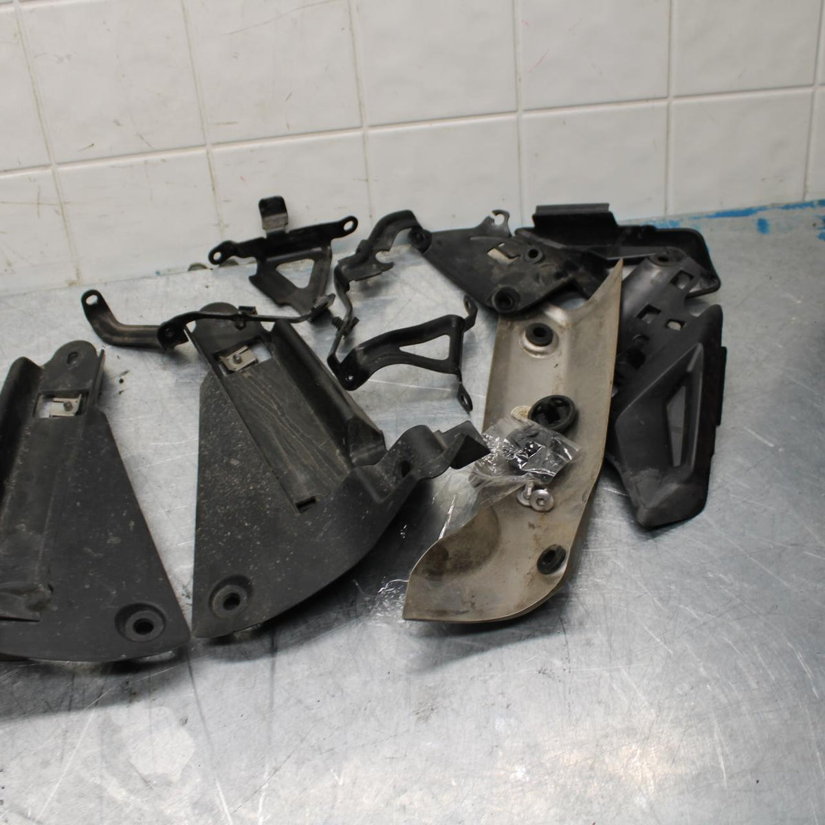 14-15 TRIUMPH STREET TRIPLE R LEFT OVER  BRACKET MOUNT BB441