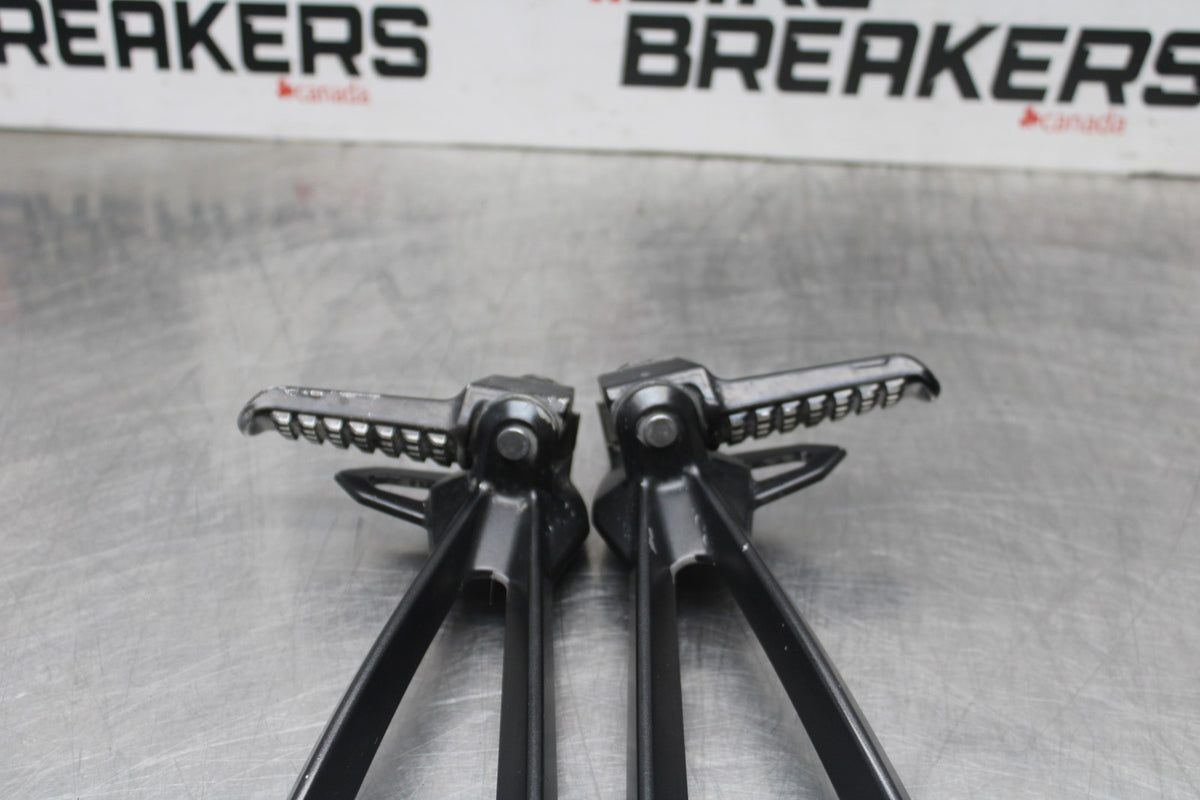 08 KAWASAKI NINJA ZX10R REAR BACK PASSENGER PEG SET PAIR BB902