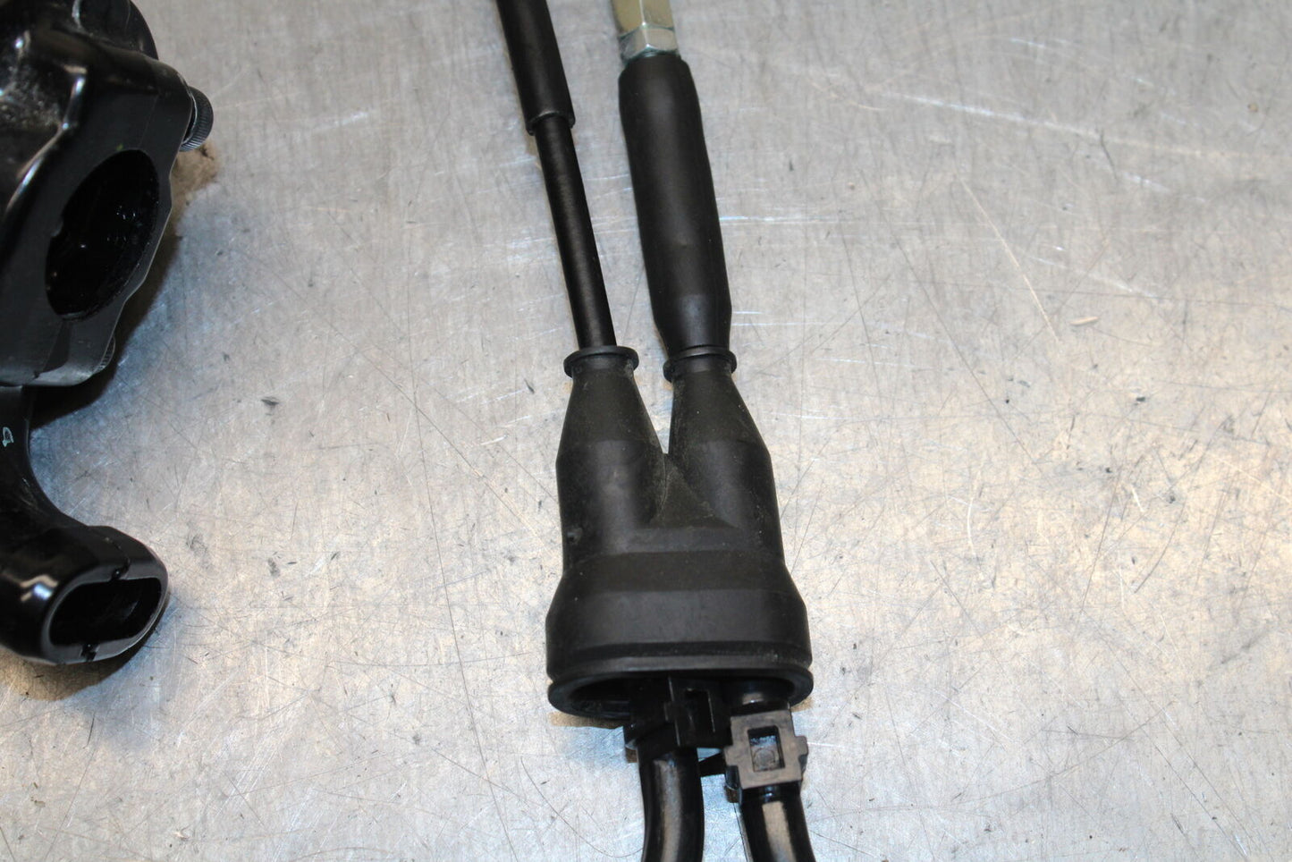 09-14 YAMAHA YZF R1 THROTTLE CABLE LINE HOUSING GUIDE BB118