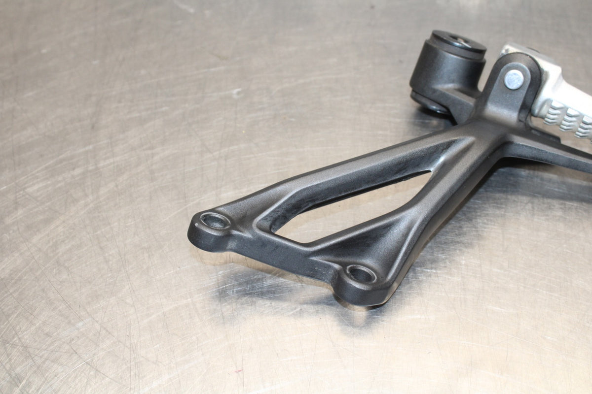 25 KAWASAKI Z900 RIGHT REAR BACK PASSENGER PEG BB928