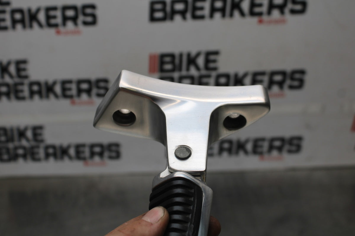05-09 SUZUKI BOULEVARD C90 REAR PASSENGER FOOT STEP PEG SET PAIR BB918