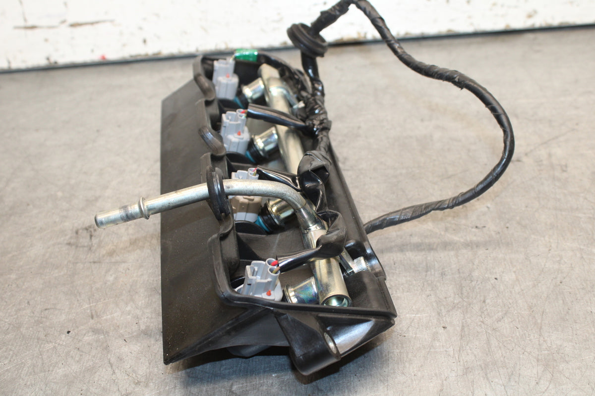 06 YAMAHA YZF R6 SECONDARY FUEL INJECTORS TOP AIRBOX GAS RAIL BB716
