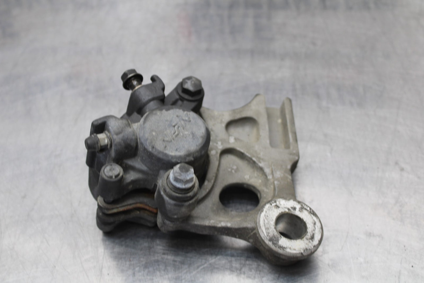 01-06 HONDA CBR600F4I REAR BACK BRAKE CALIPER W MOUNT BRACKET BB185