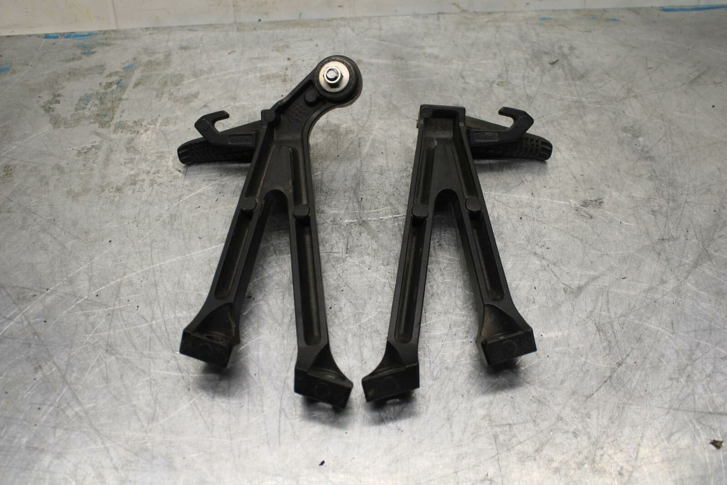 15-21 SUZUKI GSXR600 REAR BACK PASSENGER PEG SET PAIR BB418