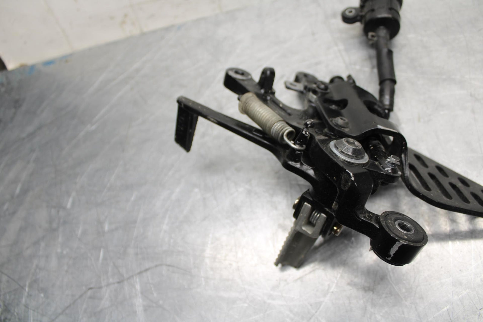 08-16 YAMAHA YZF R6 RIGHT REARSET REAR SET DRIVER FOOT PEG BRACKET MOUNT BB465