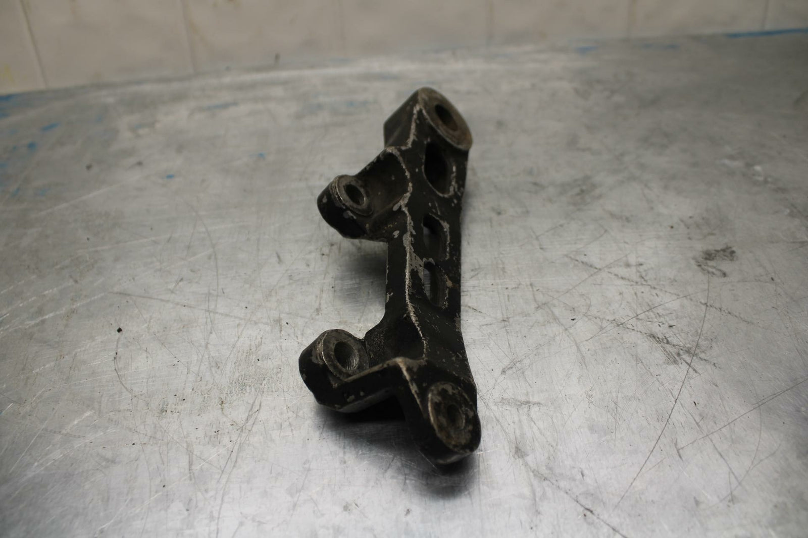 85 YAMAHA RZ500 REAR BRAKE CALIPER HANGER BACK MOUNTING BRACKET BB27 C