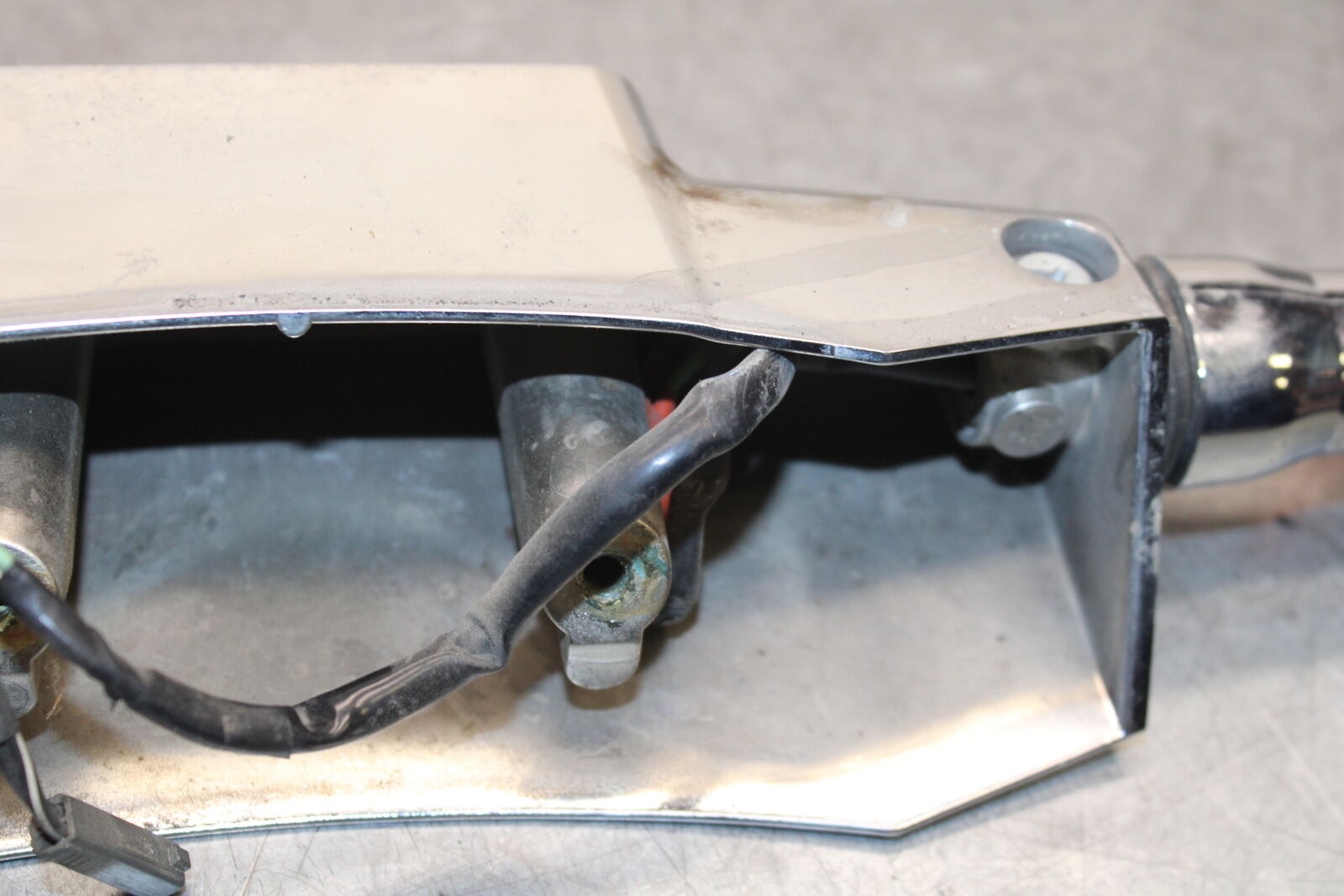 05-09 SUZUKI BOULEVARD C90 REAR BACK TURN SIGNAL BAR MOUNT BRACKET BB692