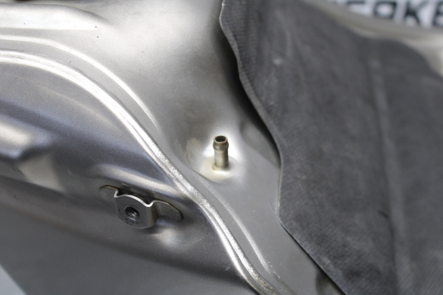 04-05 KAWASAKI NINJA ZX10R GAS TANK FUEL CELL PETROL RESERVOIR BB163