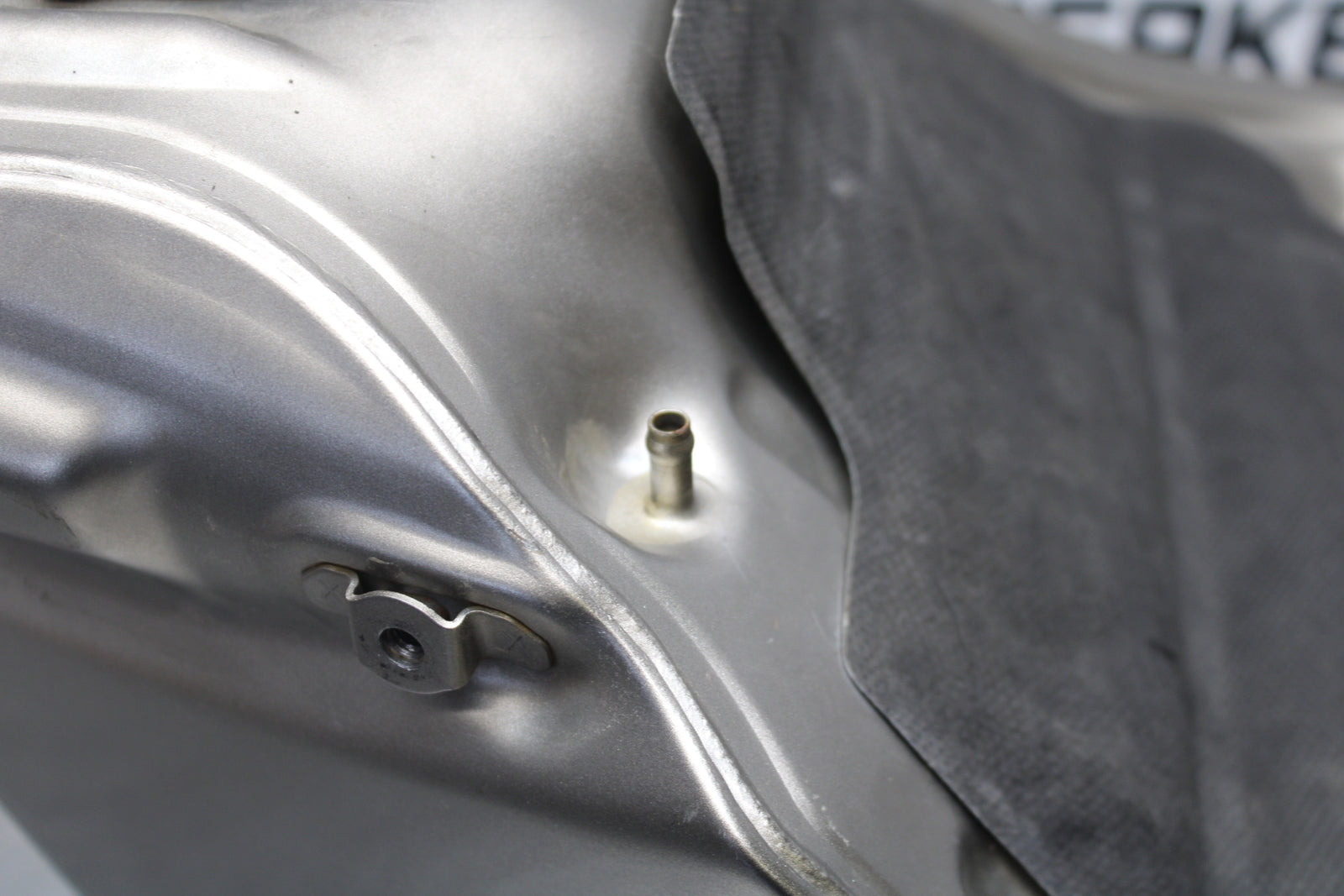 04-05 KAWASAKI NINJA ZX10R GAS TANK FUEL CELL PETROL RESERVOIR BB163