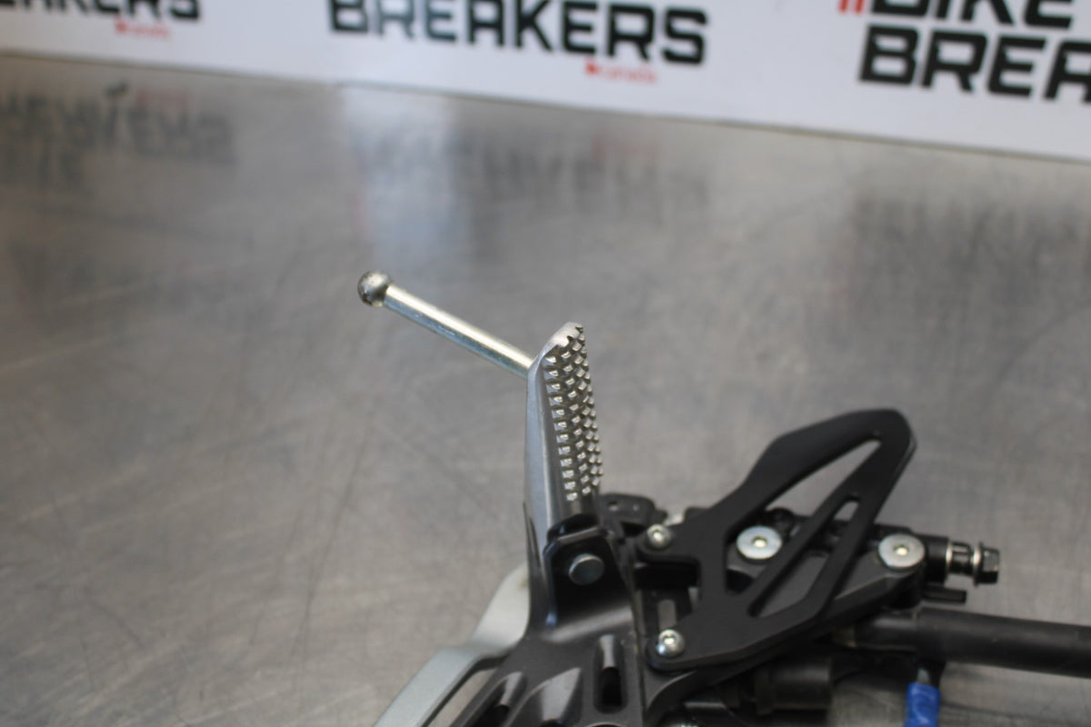 22-25 YAMAHA YZF R7 RIGHT REARSET REAR SET DRIVER FOOT PEG REST STOP BB176