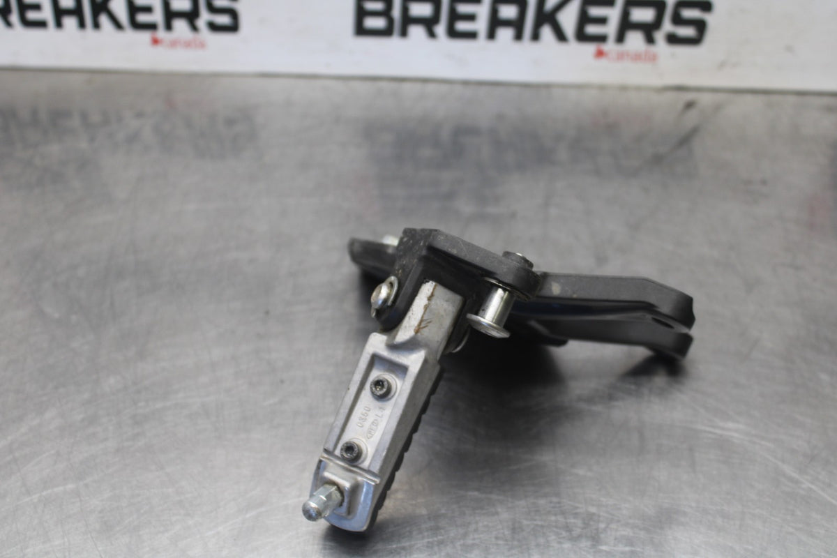 25 KAWASAKI Z900 LEFT REARSET REAR SET DRIVER FOOT PEG REST STOP BB928