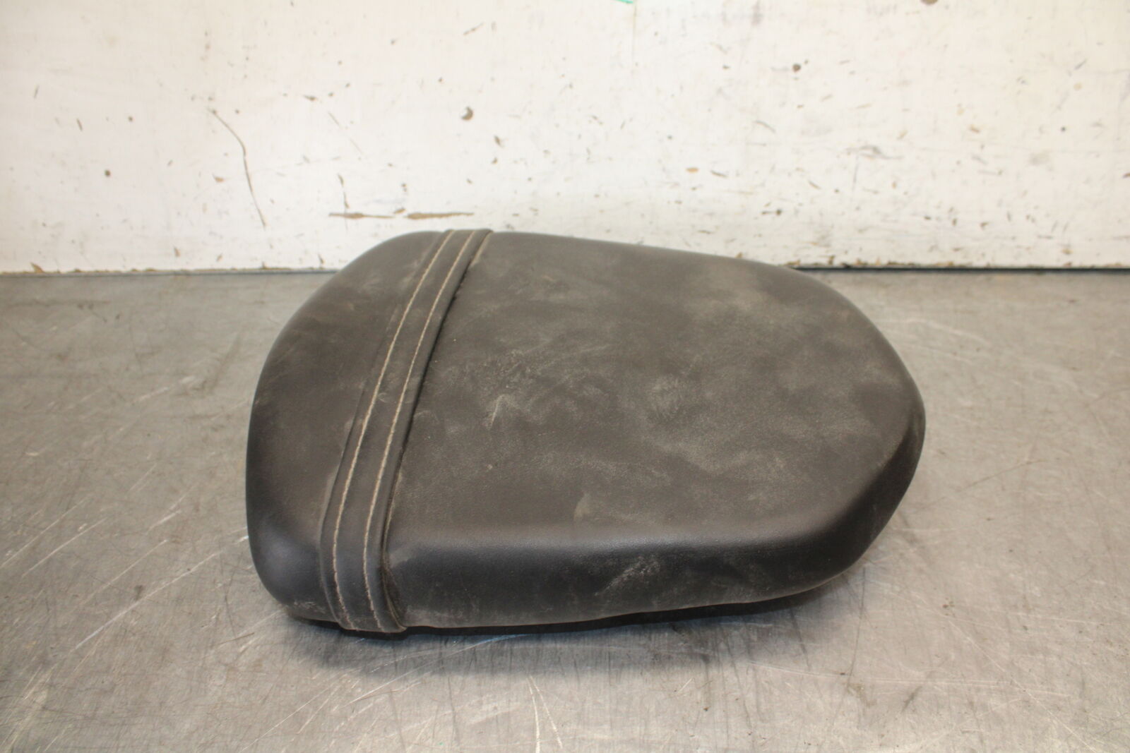 06-07 SUZUKI GSXR 600 REAR BACK PASSENGER TANDEM SEAT PAD SADDLE PILLION BB694
