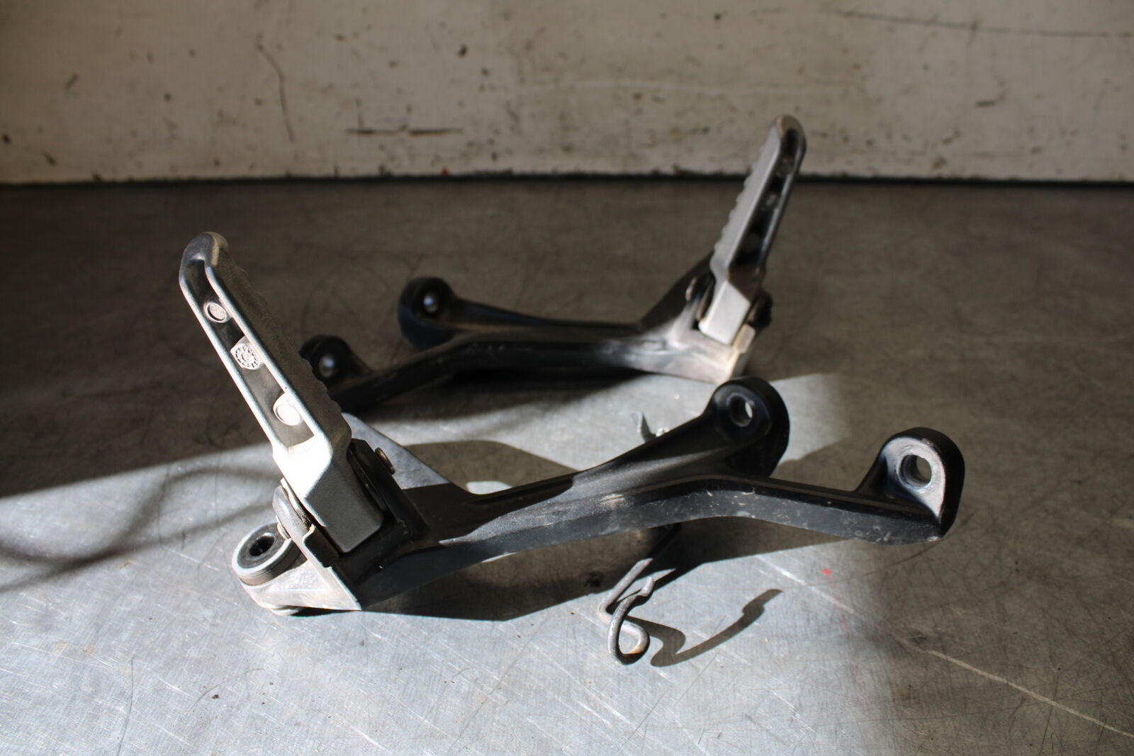 19-22 KAWASAKI Z400 REAR BACK PASSENGER PEG SET PAIR BB708