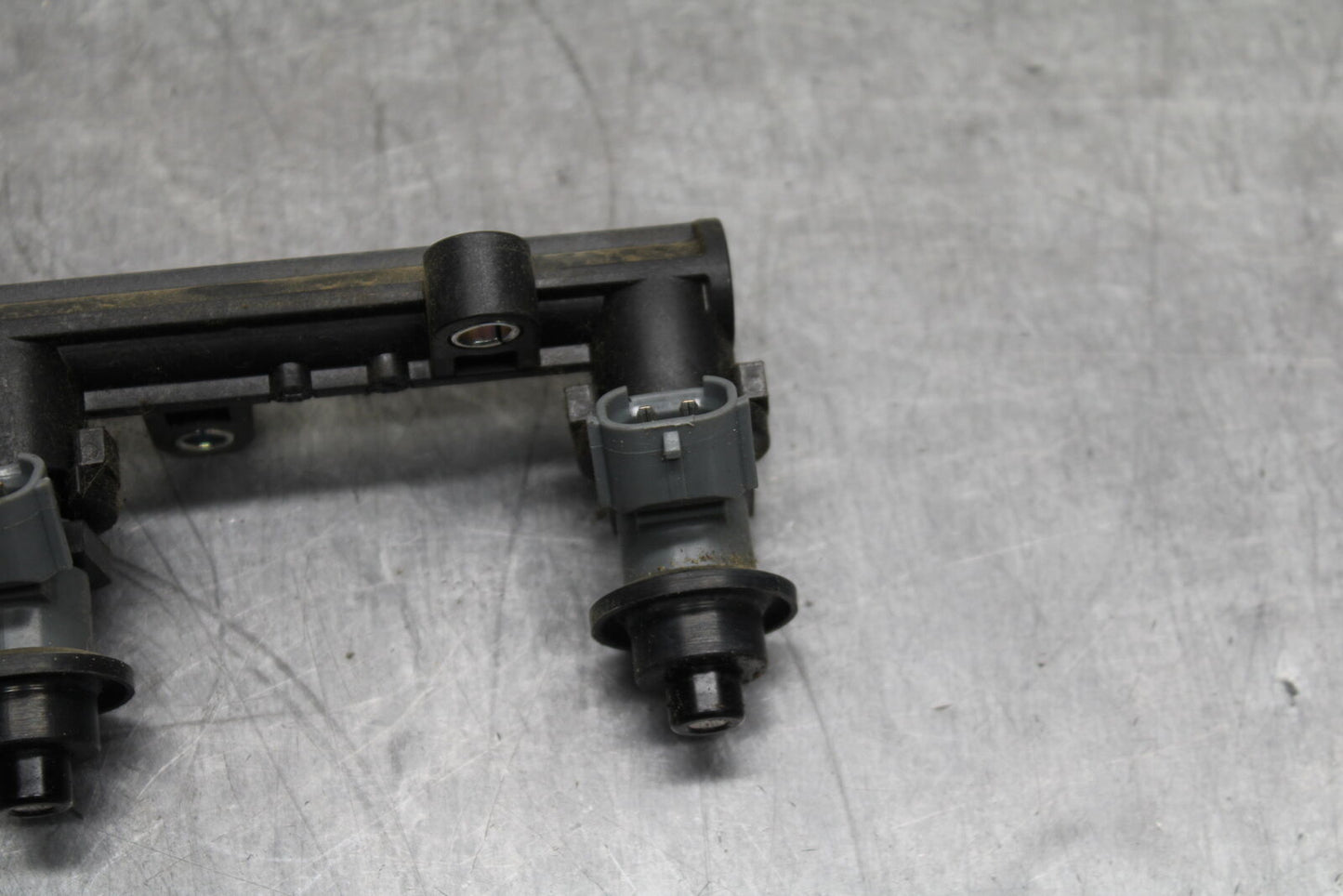 12-16 HONDA CBR1000RR SECONDARY FUEL INJECTORS TOP AIRBOX GAS RAIL BB114