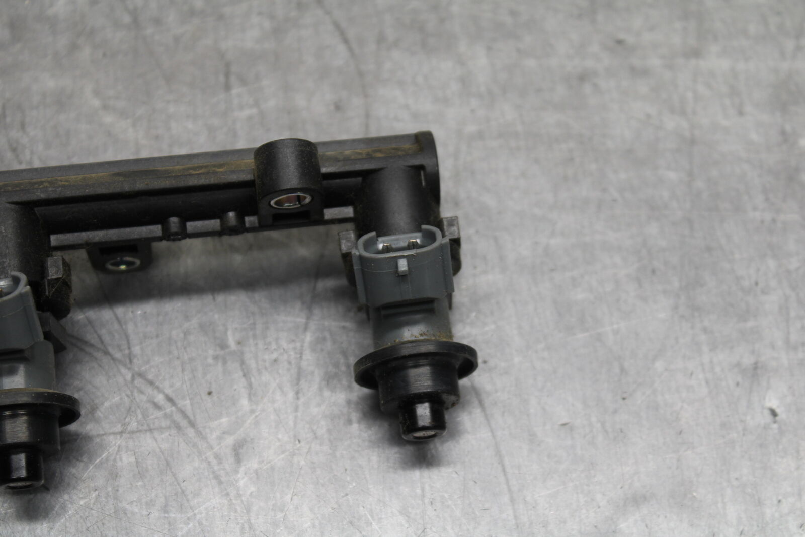 12-16 HONDA CBR1000RR SECONDARY FUEL INJECTORS TOP AIRBOX GAS RAIL BB114