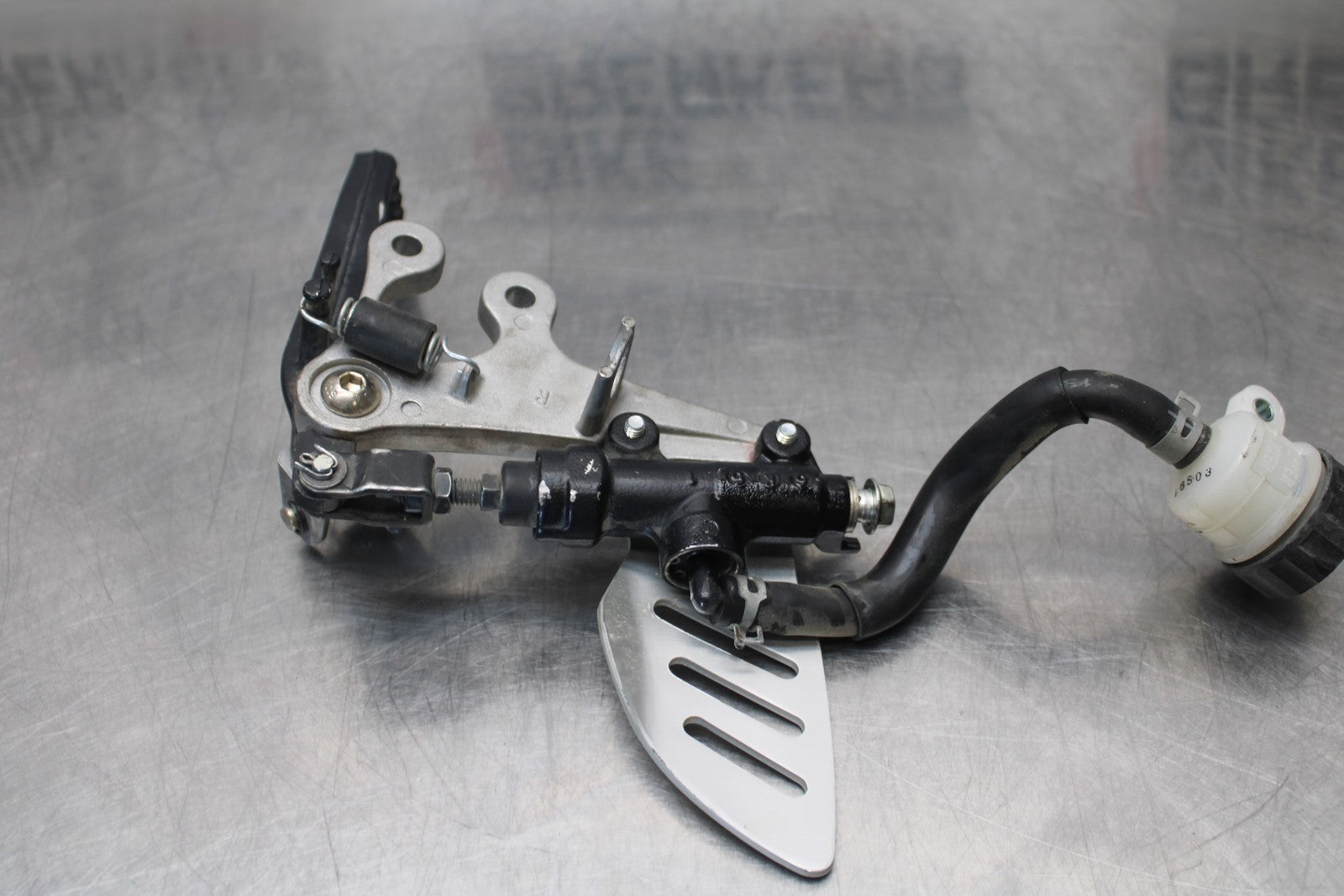 11-22 SUZUKI GSXR 600  RIGHT REARSET REAR SET DRIVER FOOT PEG REST STOP BB193