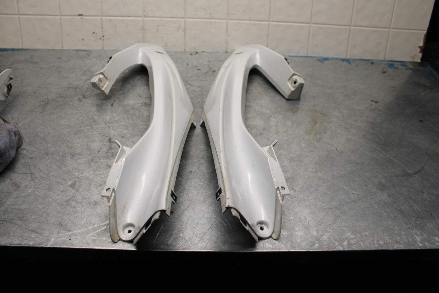 08-16 YAMAHA YZF R6  FRONT UPPER MID SIDE FAIRING COWL PLASTIC BB443