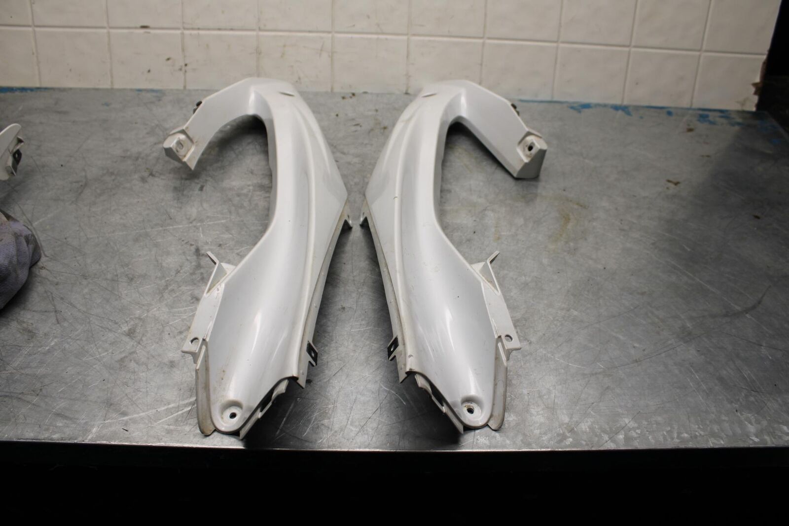 08-16 YAMAHA YZF R6  FRONT UPPER MID SIDE FAIRING COWL PLASTIC BB443