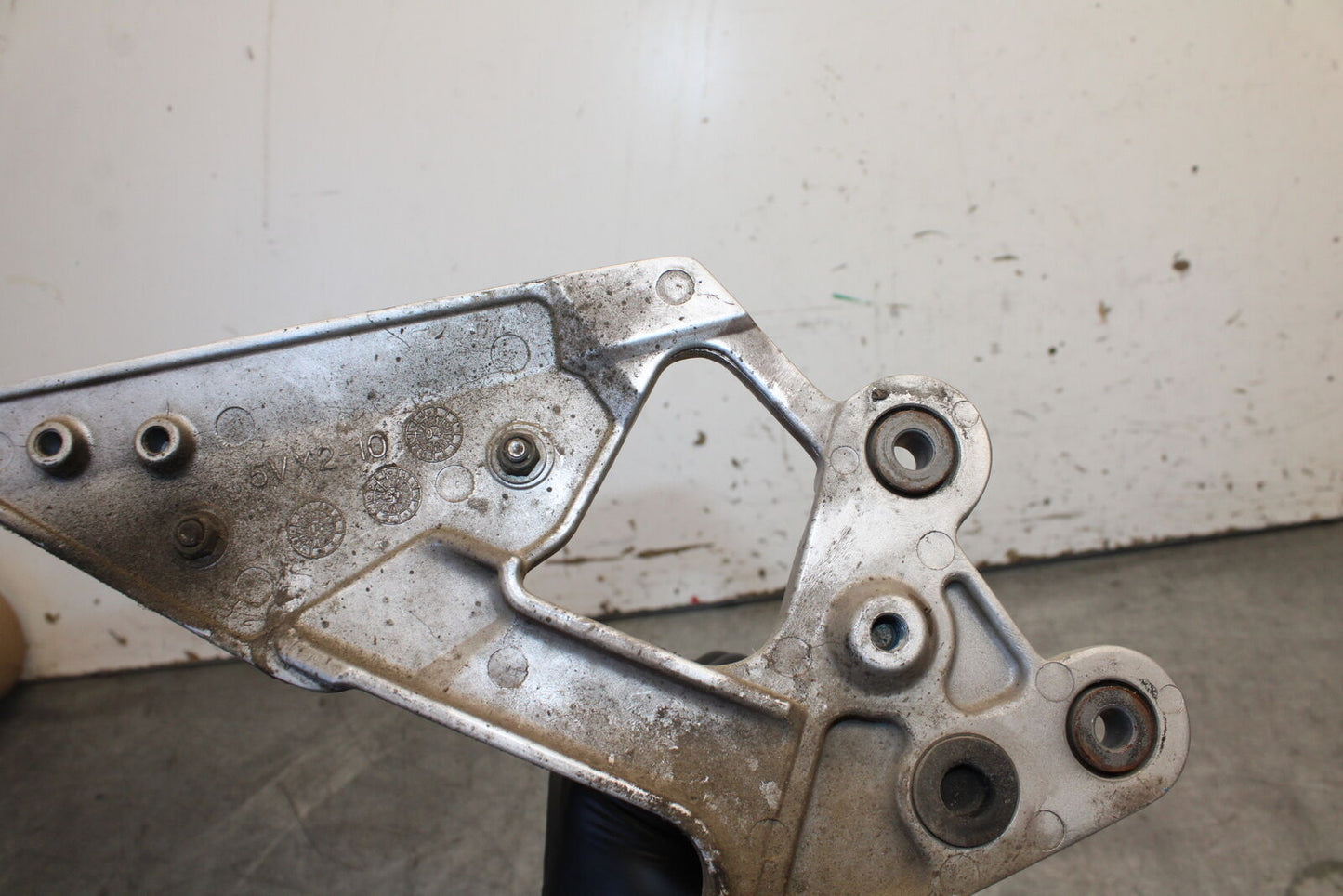 07-09 YAMAHA FZ6 LEFT REARSET REAR SET DRIVER FOOT PEG REST STOP BB713