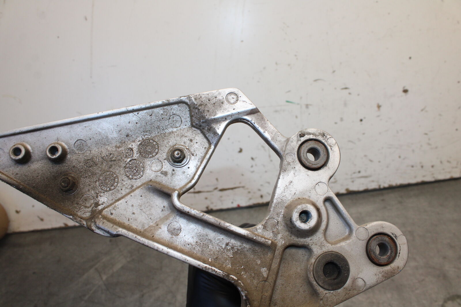 07-09 YAMAHA FZ6 LEFT REARSET REAR SET DRIVER FOOT PEG REST STOP BB713