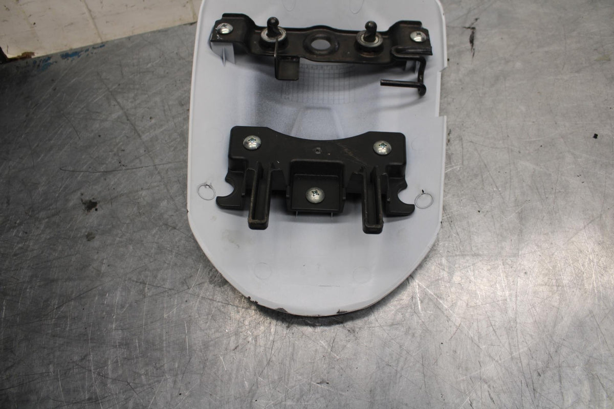 08-10 SUZUKI GSXR750 BACK SEAT SOLO COWL FAIRING COVER 45550-37H00-YPA bb476