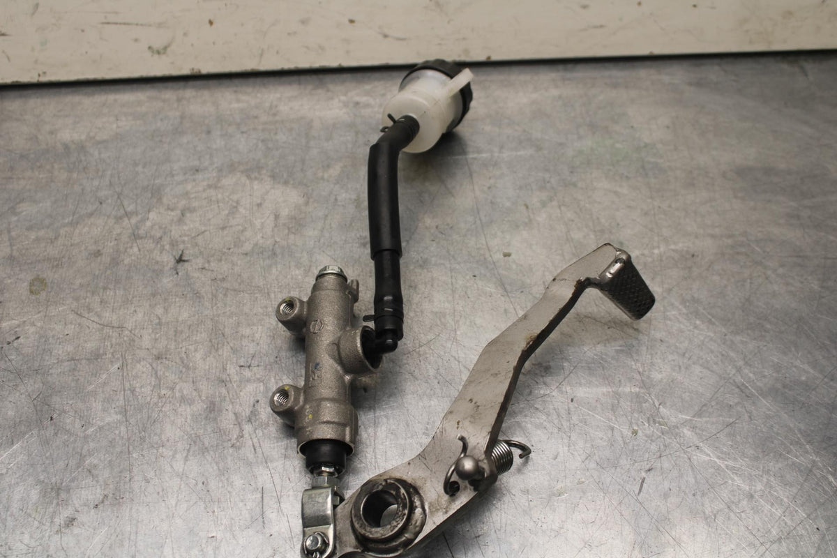 12-17 KAWASAKI ER-6N Z650 REAR BACK BRAKE MASTER CYLINDER W RESERVOIR BB607
