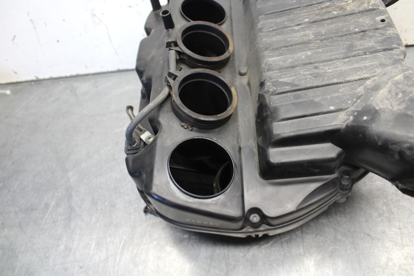 05-06 SUZUKI GSXR1000 AIRBOX AIR INTAKE FILTER BOX 13700-41G00 13740-41G00 BB663