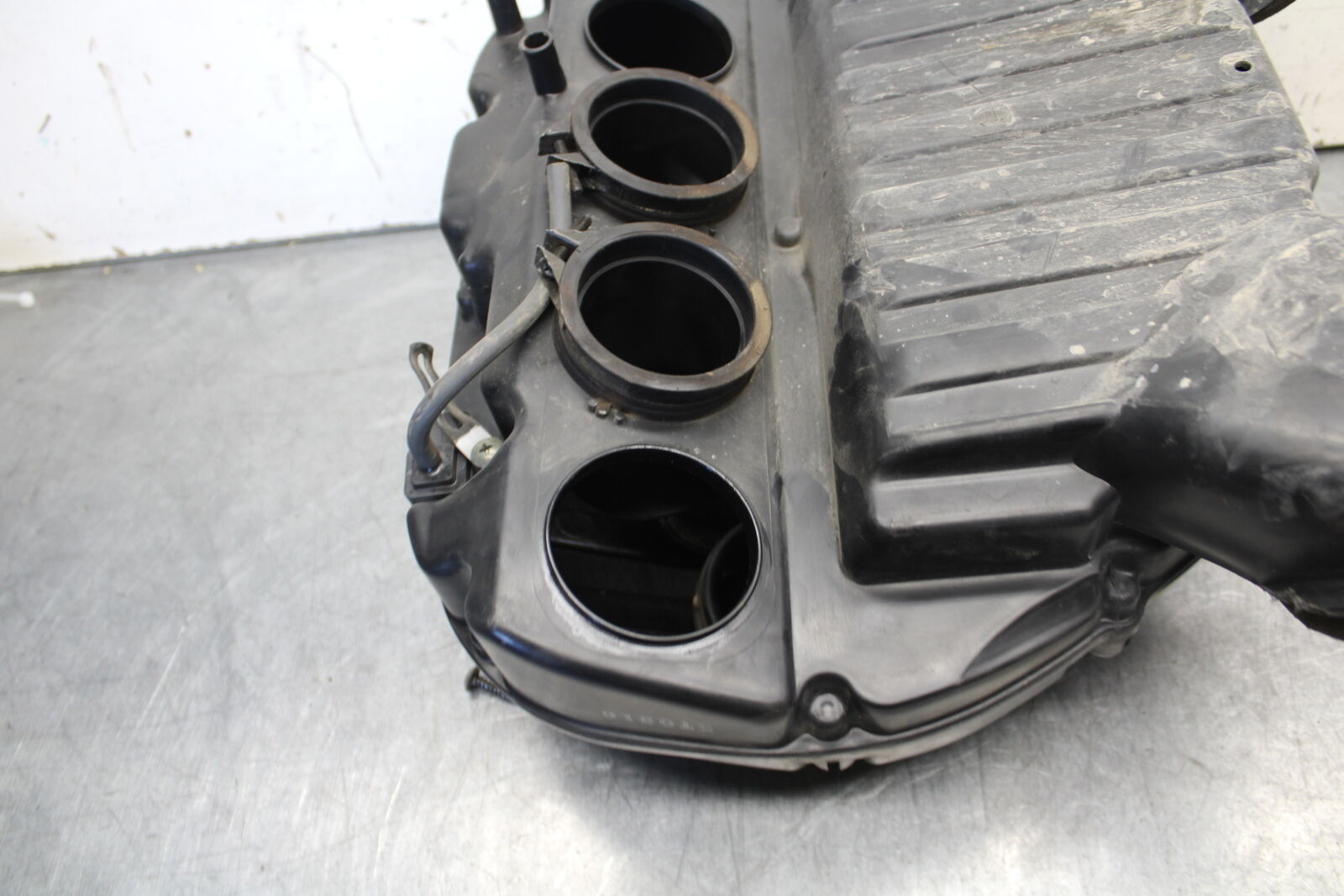 05-06 SUZUKI GSXR1000 AIRBOX AIR INTAKE FILTER BOX 13700-41G00 13740-41G00 BB663