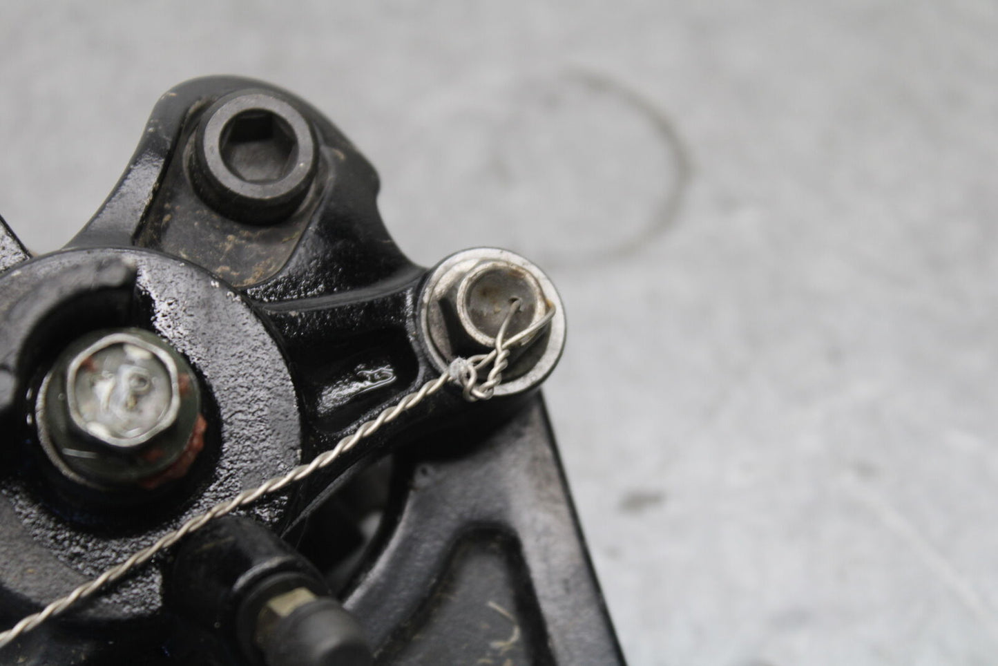 05-06 SUZUKI GSXR1000 REAR BACK BRAKE CALIPER W MOUNT BRACKET BB677