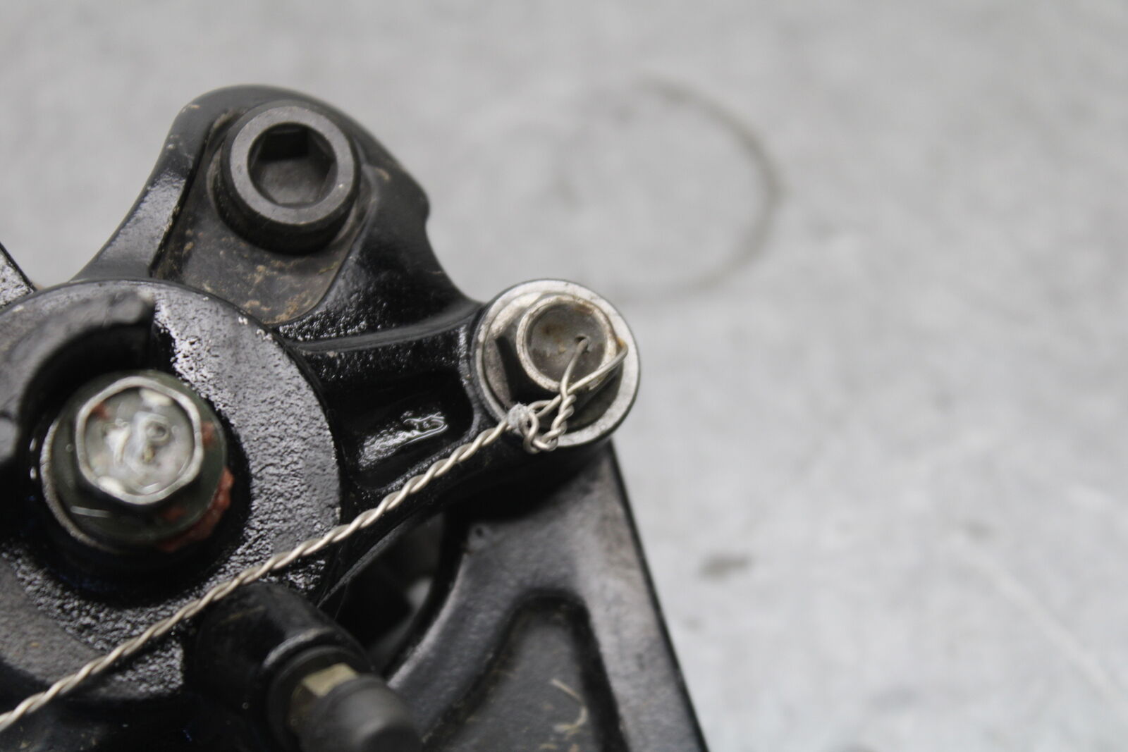 05-06 SUZUKI GSXR1000 REAR BACK BRAKE CALIPER W MOUNT BRACKET BB677