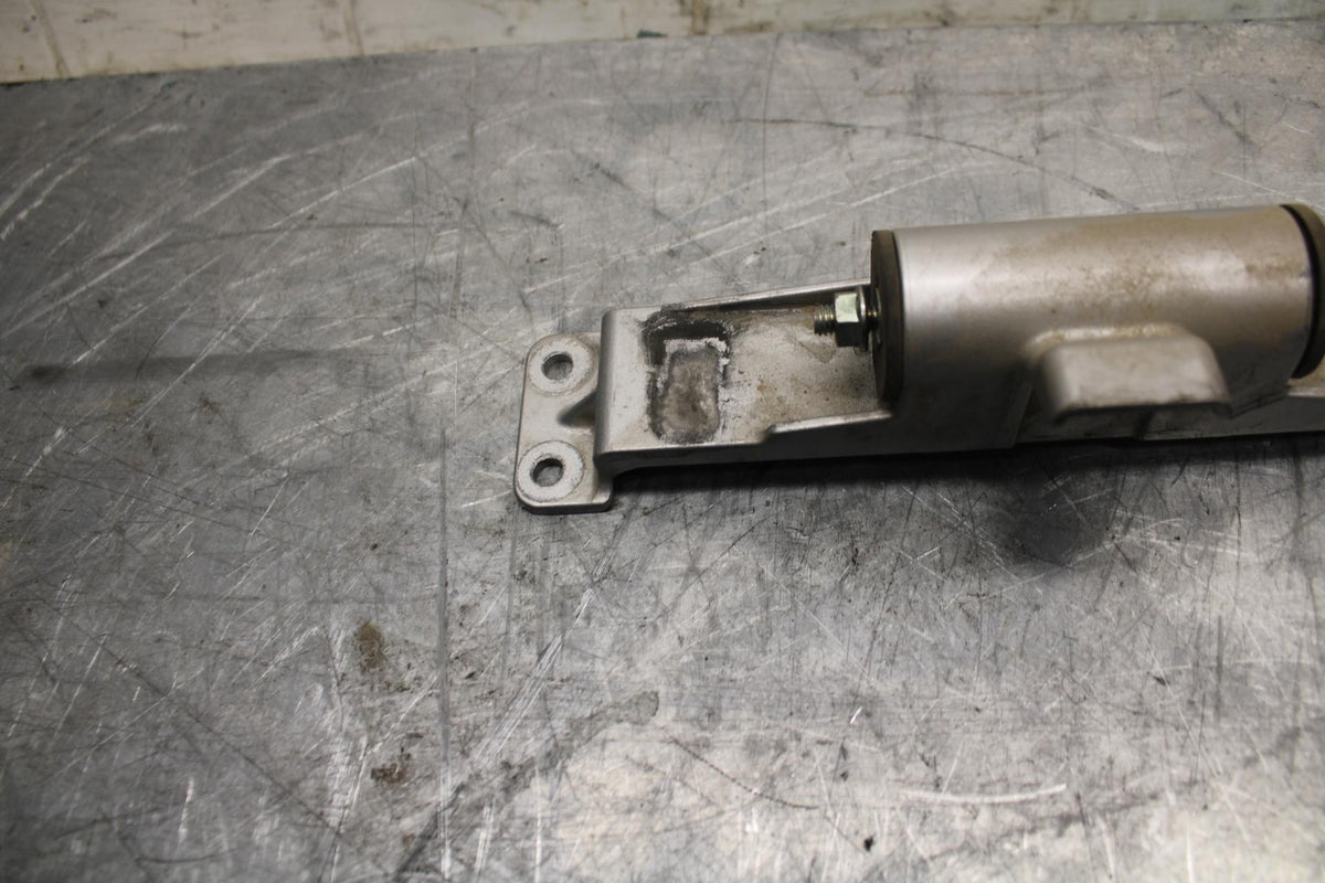 18 YAMAHA YZF R1  GAS TANK FUEL CELL PETROL RESERVOIR BRACKET MOUNT BB473