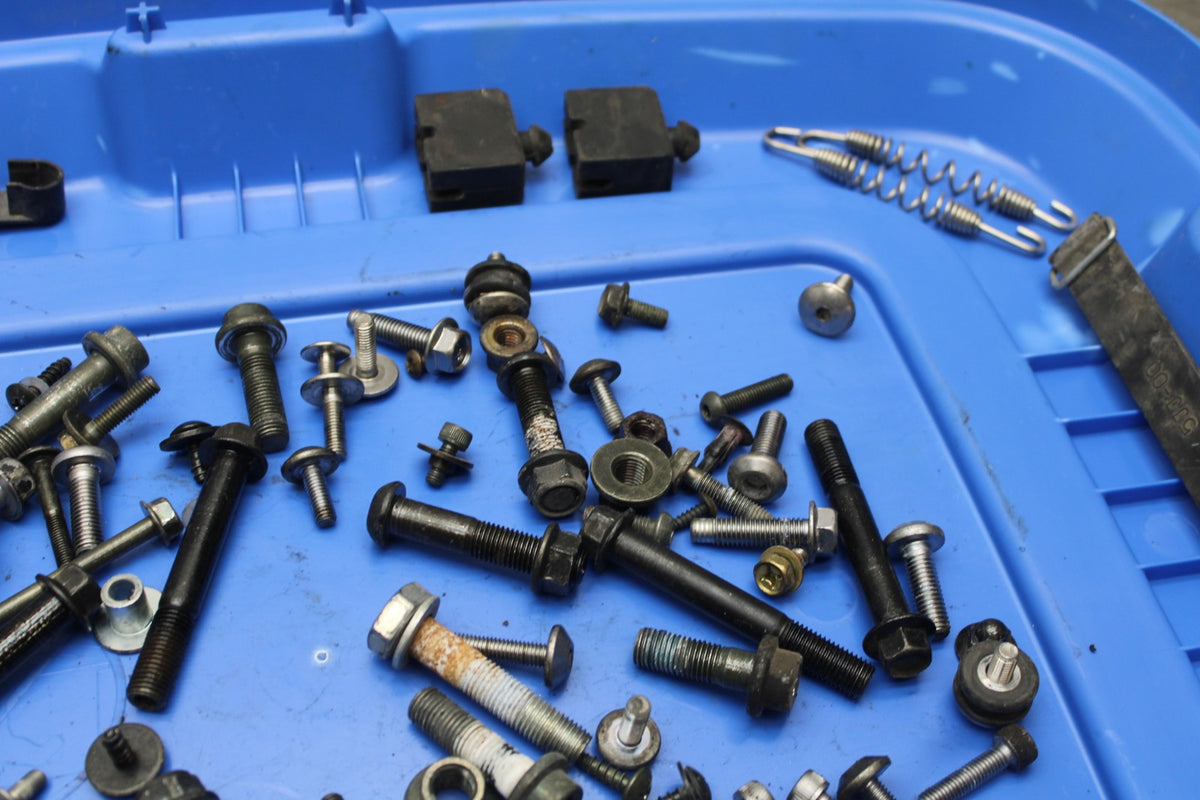 05 YAMAHA YZF R6 MOUNTING BOLTS HARDWARE MOTOR SCREWS BB814