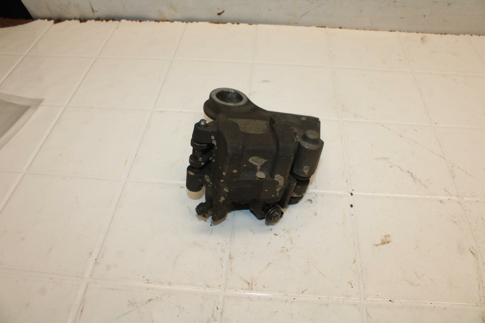 08-16 YAMAHA YZF R6 REAR BACK BRAKE CALIPER W MOUNT BRACKET BB406