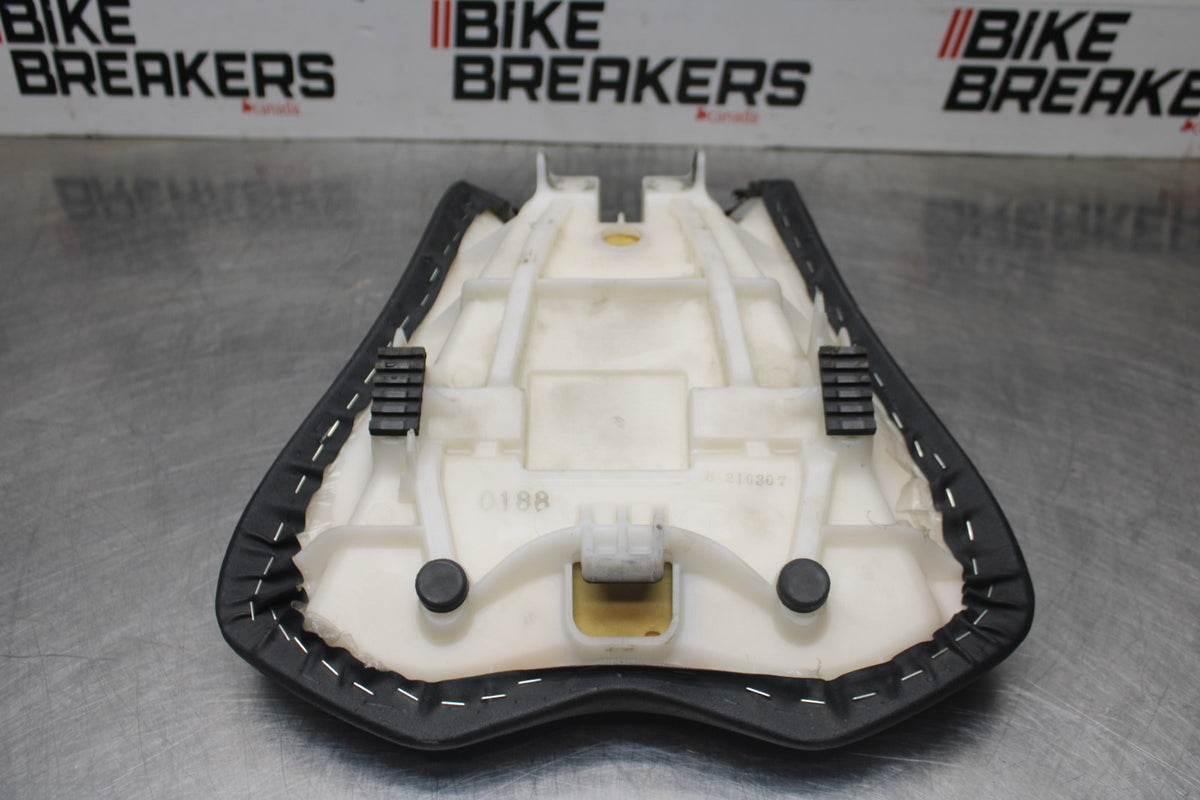 08 KAWASAKI NINJA ZX10R FRONT DRIVERS SEAT PAD SADDLE PILLION BB902