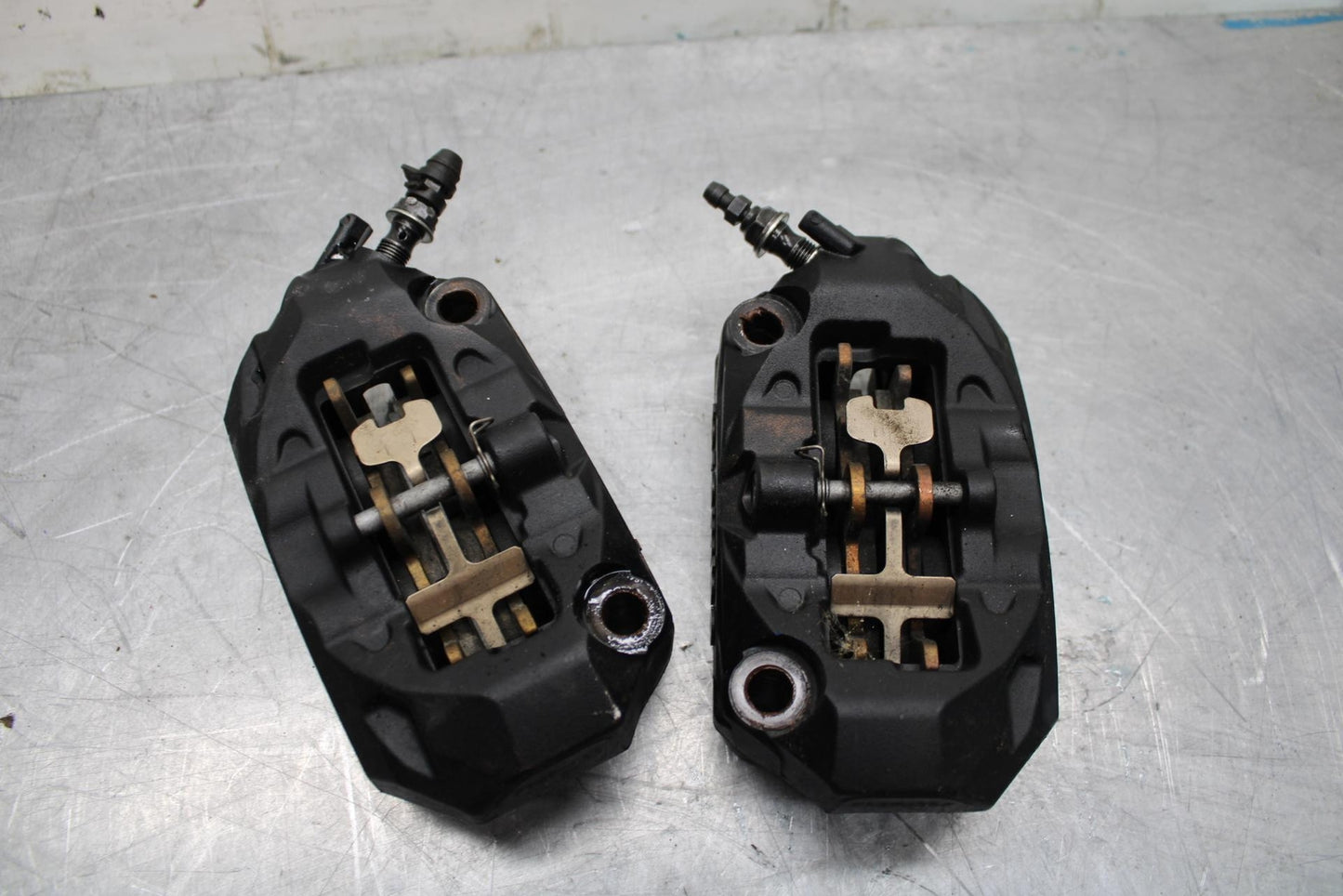 17-21 TRIUMPH STREET TRIPPLE R ABS BREMBO FRONT BRAKE CALIPER SET PAIR bb452