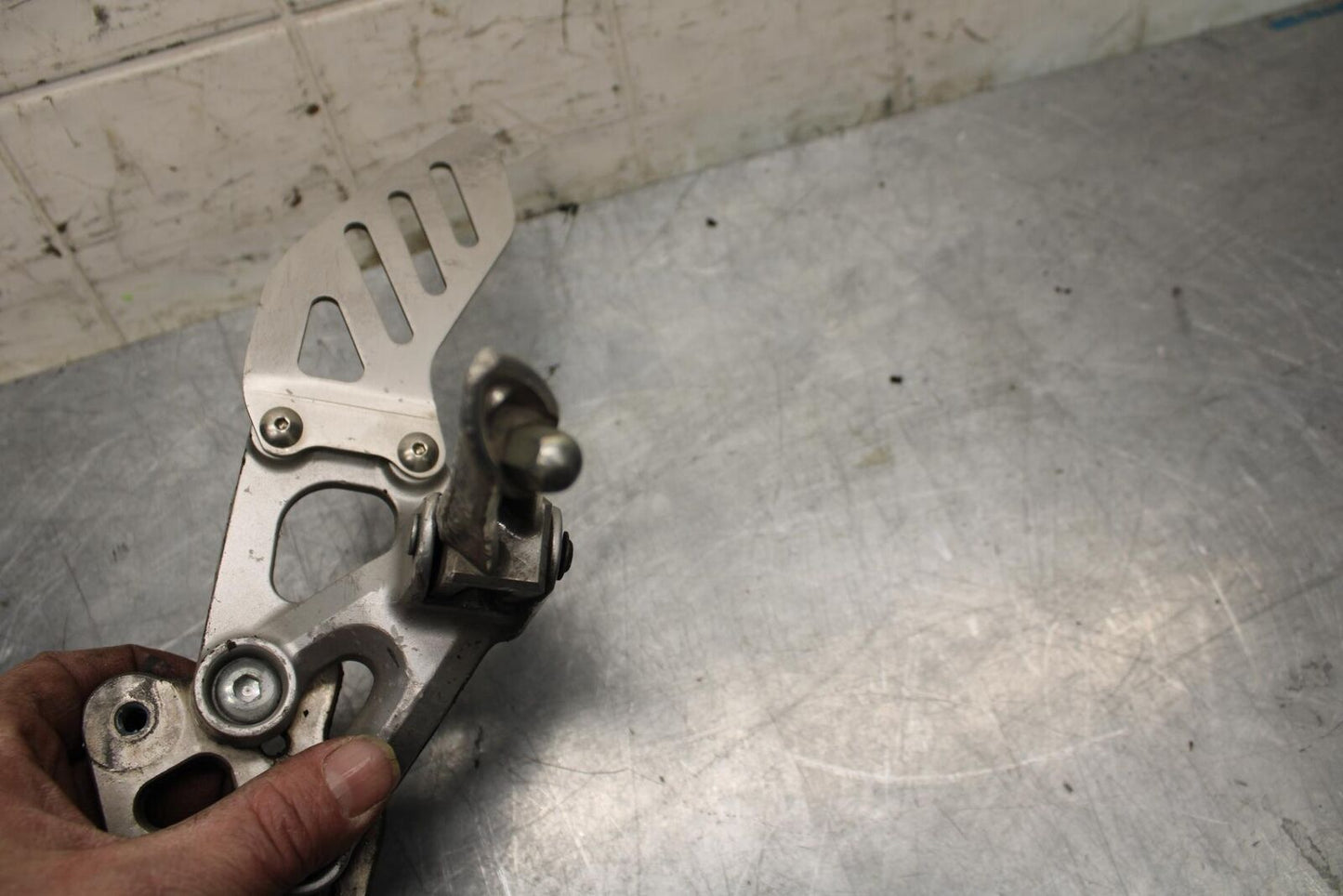 08-10 SUZUKI GSXR750 LEFT REARSET REAR SET DRIVER FOOT PEG REST STOP bb476