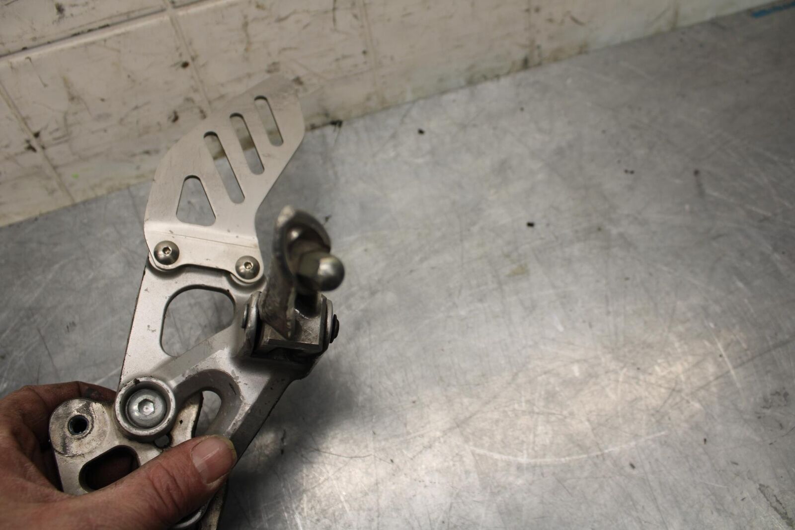 08-10 SUZUKI GSXR750 LEFT REARSET REAR SET DRIVER FOOT PEG REST STOP bb476