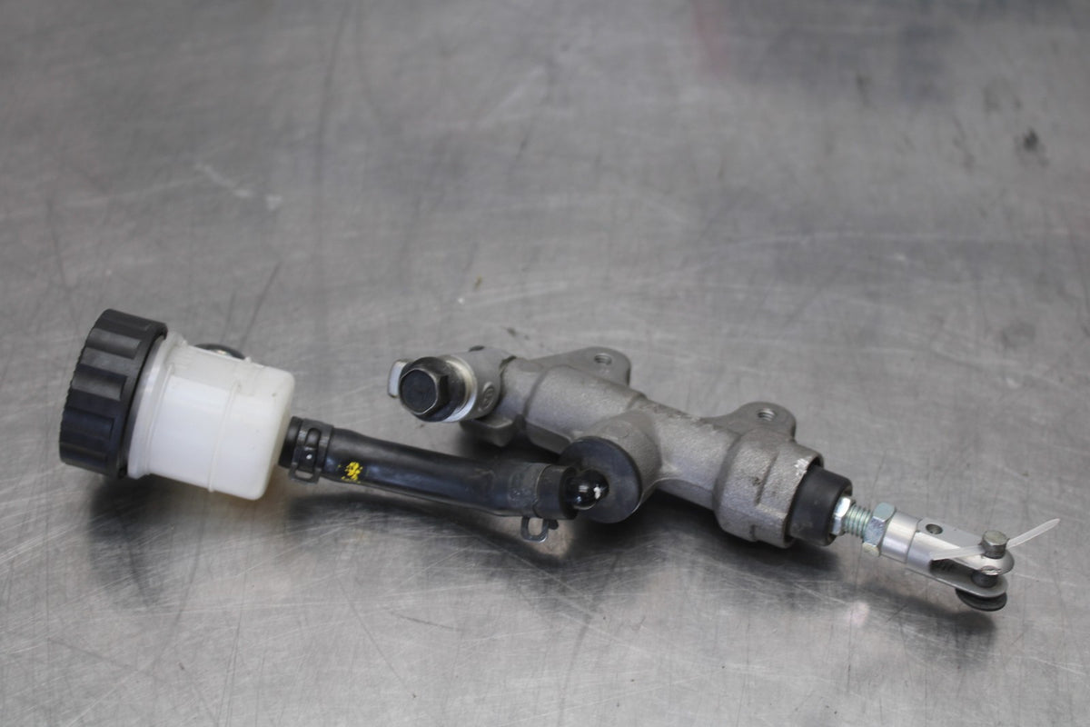 17 YAMAHA YZF R6 REAR BACK BRAKE MASTER CYLINDER W RESERVOIR BB922