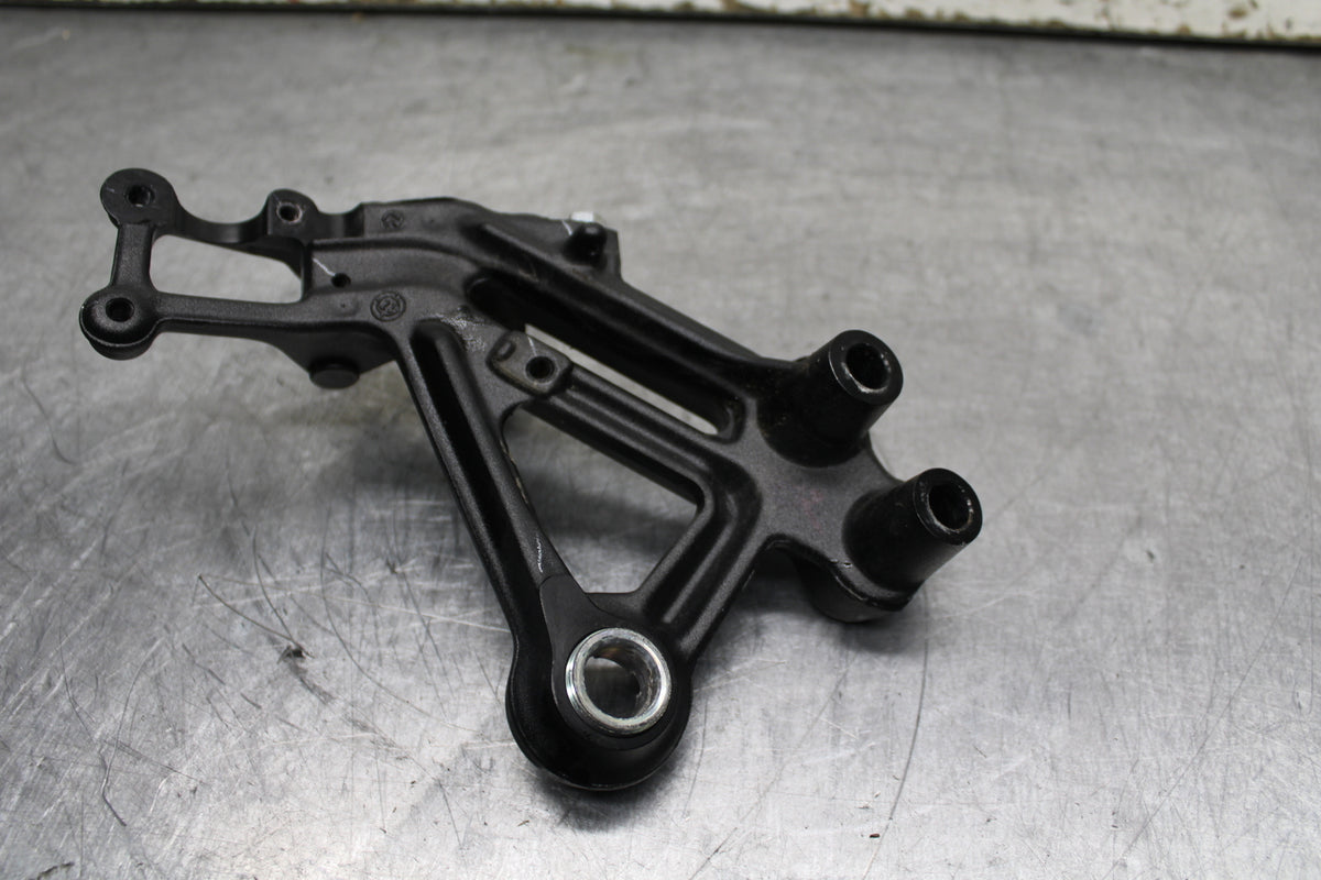 17-24 KTM 390 DUKE RIGHT REARSET REAR SET DRIVER FOOT PEG BRACKET MOUNT BB734