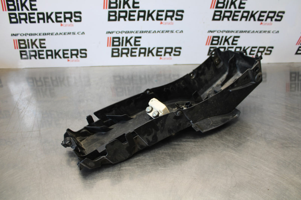 22-25 YAMAHA YZF R7 REAR BACK TAIL UNDERTAIL BATTERY TRAY PLASTIC BB176