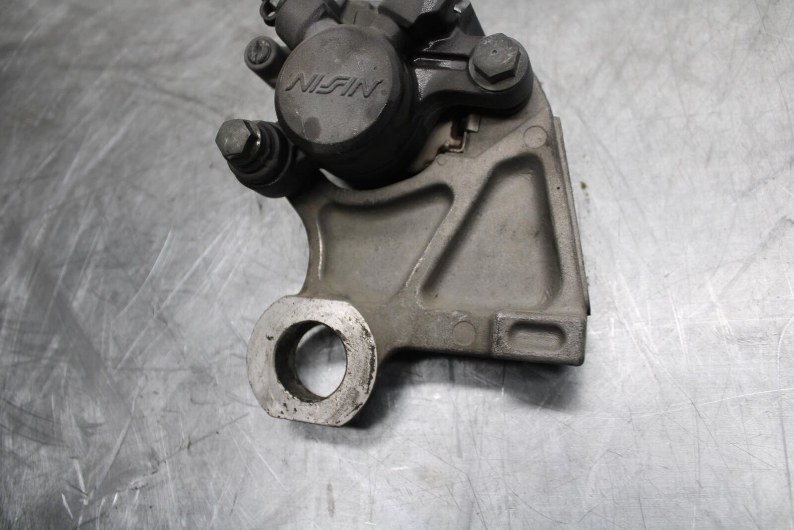 07 YAMAHA YZF R6 REAR BACK BRAKE CALIPER W MOUNT BRACKET 2C0-2580W-00-00 BB495