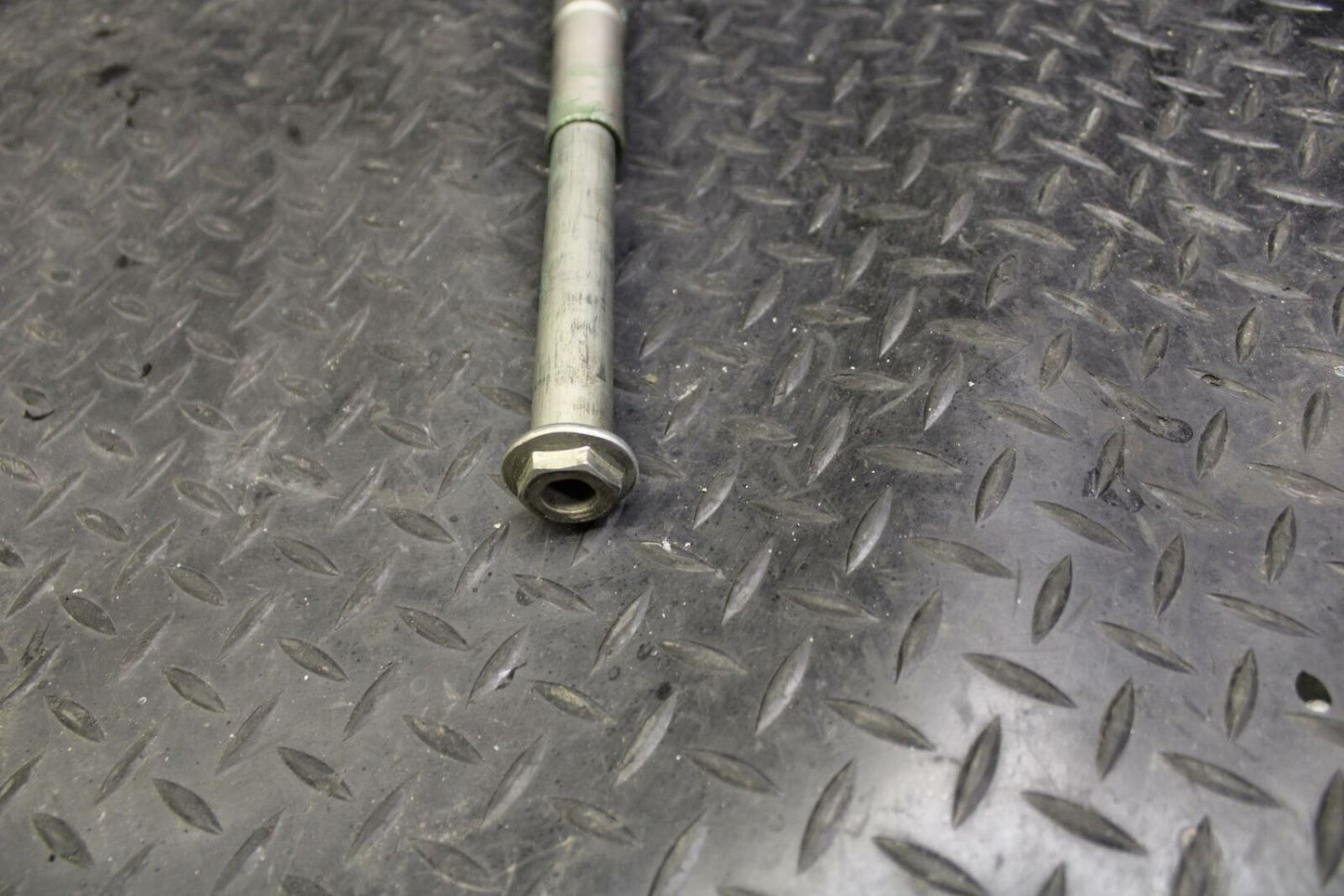 07 SUZUKI BURGMAN 650 REAR AXLE BACK WHEEL RIM PIVOT BOLT AXEL  BB183