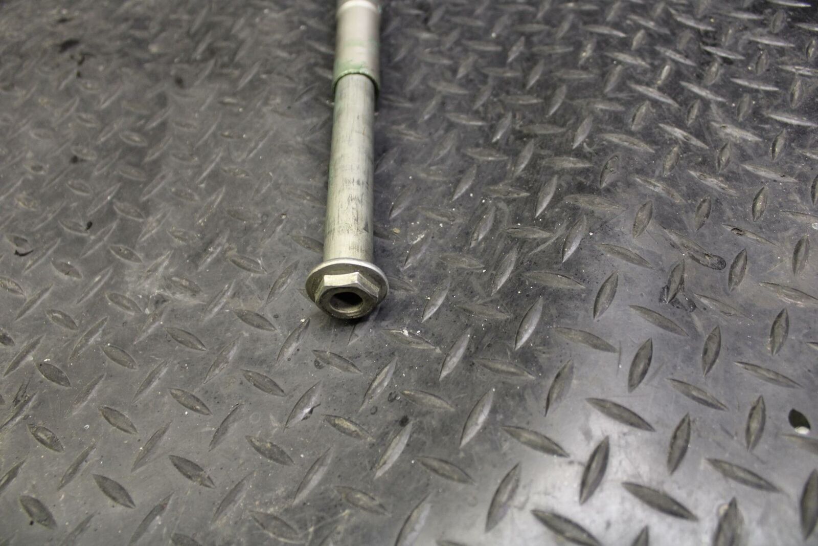 07 SUZUKI BURGMAN 650 REAR AXLE BACK WHEEL RIM PIVOT BOLT AXEL  BB183