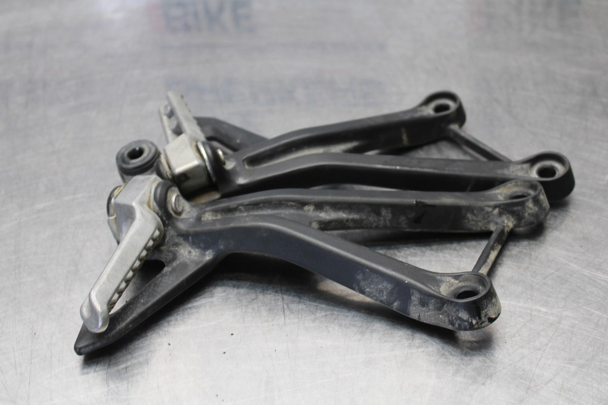 24-25 KAWASAKI NINJA ZX4R REAR BACK PASSENGER PEG SET PAIR BB174