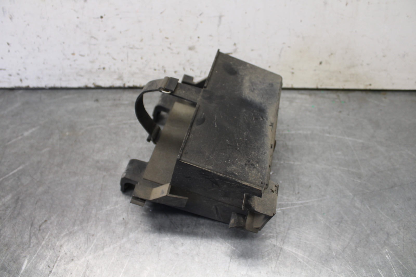05-06 YAMAHA ROYAL STAR BATTERY TRAY BOX HOLDER BB697