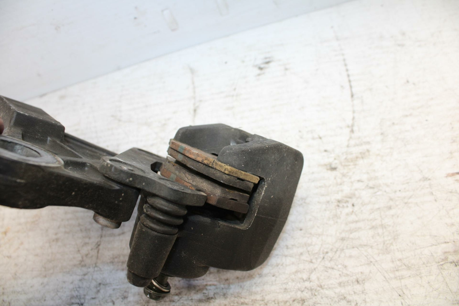 07-09 KAWASAKI VERSYS 650 REAR BACK BRAKE CALIPER W MOUNT BRACKET BB302