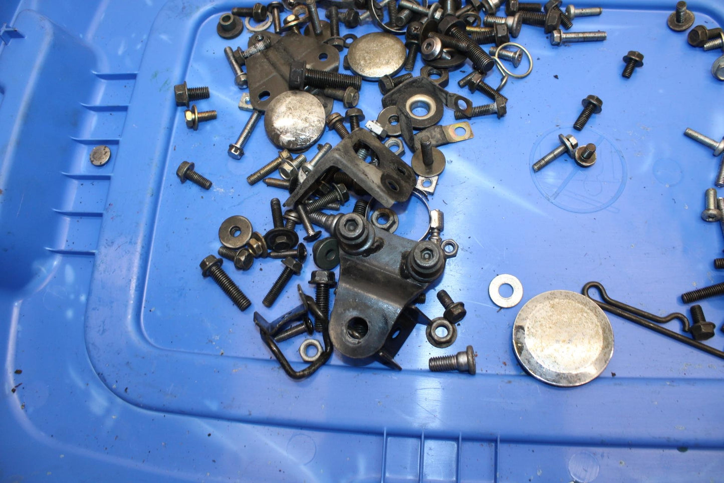 00-01 KAWASAKI ZZR600 LEFTOVER MOUNTING BOLTS HARDWARE MOTOR SCREWS BB31