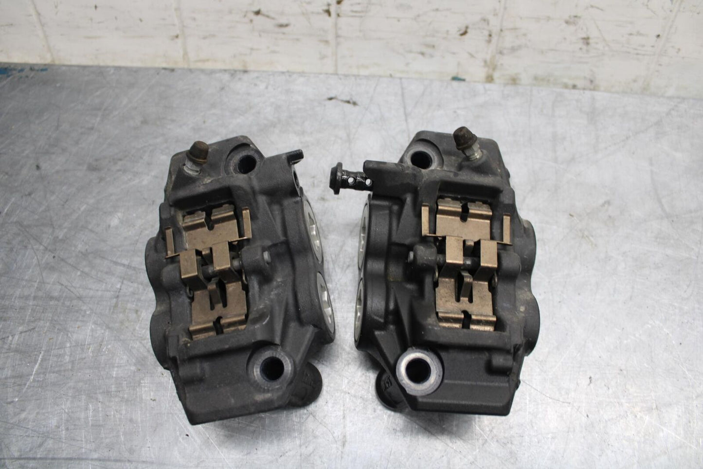 17-19 YAMAHA FZ09 RIGHT LEFT FRONT BRAKE CALIPER SET PAIR CALIPERS BB480