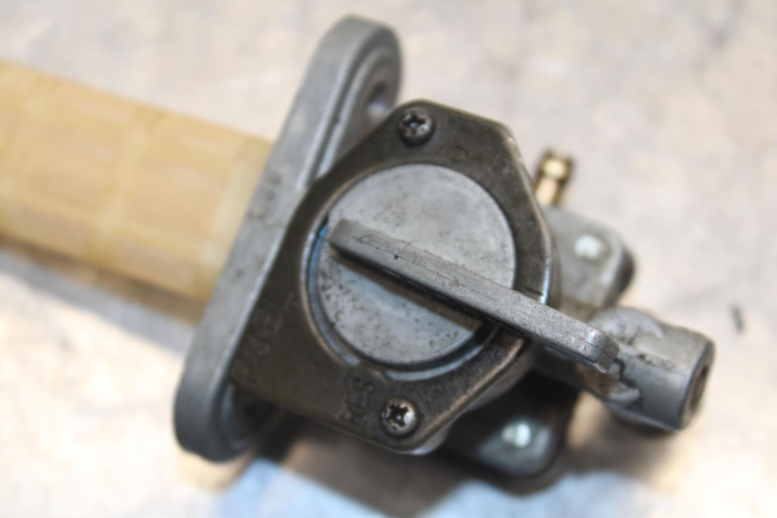 1985 Kawasaki Ninja 900R ZX900A FUEL GAS TANK PETCOCK SHUT ON OFF VALVE BB84